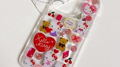 [일본 핸드폰가죽 케이스아이폰12프로] 착용하면 멋진 키티 투명 스트랩 폰케이스 아이폰 글리터 키치 11 12 13 14 15 비즈 키링